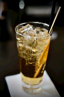 冰爽茶饮配吸管