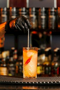 调酒师调制特色鸡尾酒