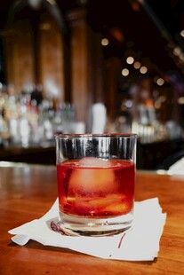 酒吧中的一杯红色鸡尾酒