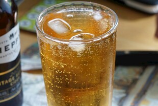 冰爽气泡饮料玻璃杯特写