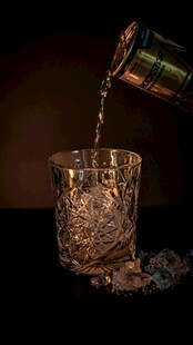 威士忌倒入雕花玻璃杯