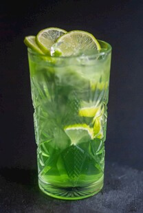 绿色柠檬鸡尾酒饮品