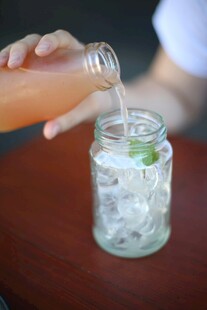 倒入冰饮的瞬间