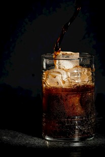 可乐倒入加冰玻璃杯