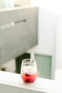 窗边的红色饮品玻璃杯