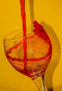 红酒倾入高脚杯瞬间