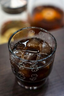 冰爽可乐玻璃杯特写