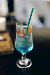 蓝色气泡鸡尾酒配吸管