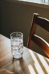 木桌上的透明玻璃杯