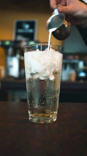 倒入液体的冰饮玻璃杯