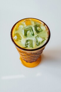 黄色碗装蔬菜汤