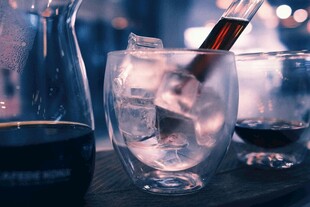 精致鸡尾酒与冰块的组合