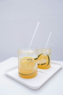 柠檬饮品置于白色托盘上