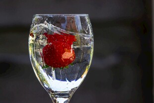 草莓入水玻璃杯瞬间
