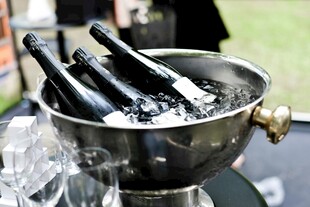 冰桶中的多瓶香槟酒