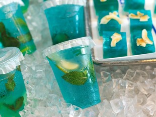 清凉蓝绿色鸡尾酒配冰块