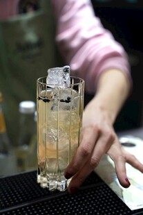 调酒师调制特色冰饮