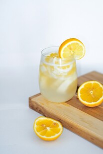 柠檬冰饮置于木砧板上
