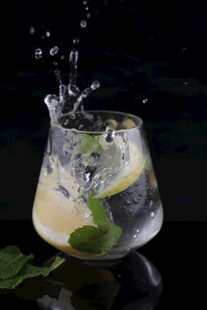 清凉薄荷柠檬气泡饮品