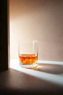窗边的威士忌酒杯