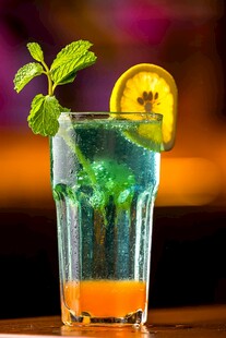 多彩分层薄荷柠檬鸡尾酒