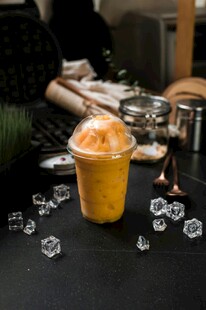 美味橙色饮品与晶莹冰块