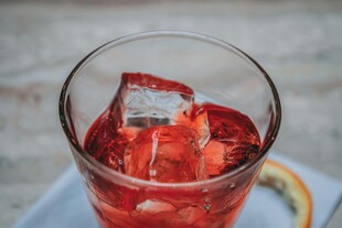 红色冰饮配柠檬片