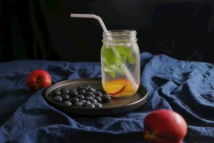 玻璃罐饮品配水果摆盘