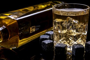 威士忌配冰 奢华饮酒体验