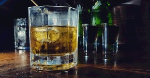 杯中威士忌加冰