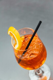 橙片装饰的美味鸡尾酒