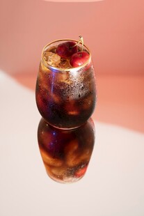 杯中多彩饮品与冰的组合