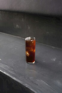 一杯加冰的深色饮品