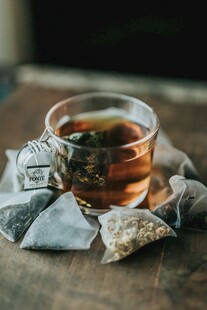 杯中香茗与袋泡茶