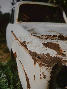 废弃生锈的白色旧汽车