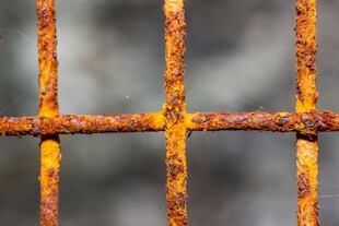 生锈的铁栅栏
