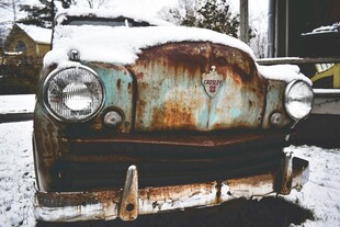 雪地上的老旧生锈汽车