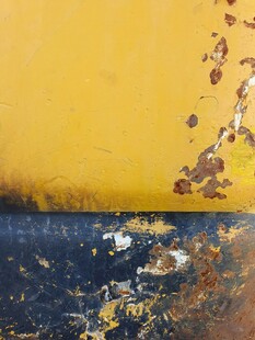 斑驳锈迹的金属表面