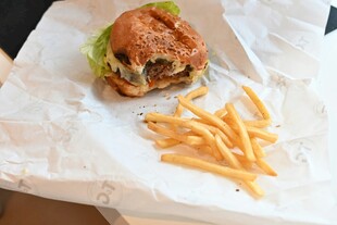 美味汉堡配金黄薯条