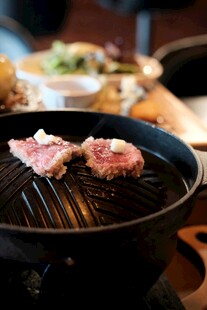 烤肉锅中的鲜嫩肉块
