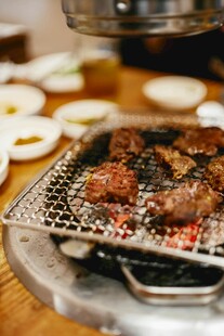 韩式烤肉架上的美味烤肉