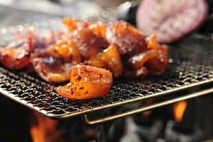 炭火上的美味烤肉