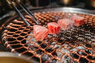 炭火上的鲜嫩烤肉