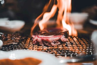 火焰上的美味烤肉