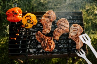 户外烧烤架上的美味烤肉