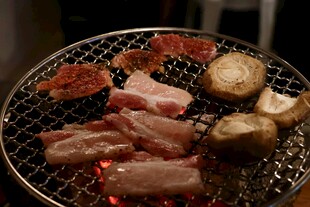 炭火上的美味烤肉与蔬菜