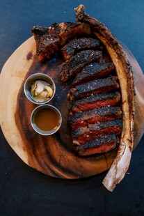 美味烤排骨配特色蘸料