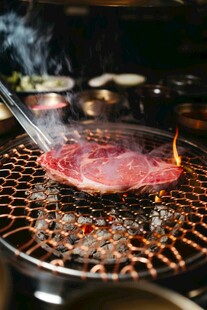 炭火上的鲜嫩烤肉