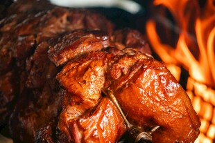 炭火上的美味烤肉