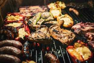 美味烧烤食材在烤架上